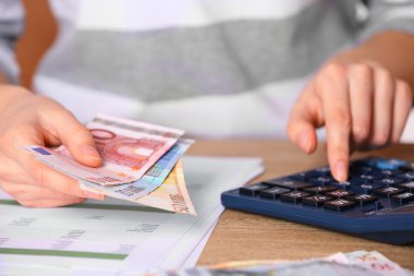 Mali rapor üzerinde çalışan adam