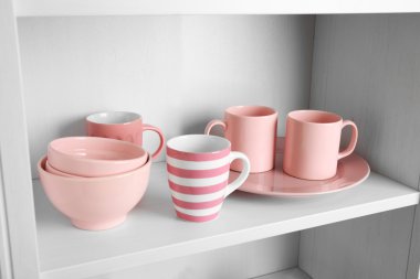 raf üzerinde renkli sofra 