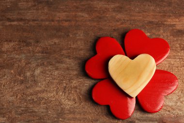 Arka plan üzerinde ahşap Kalpler