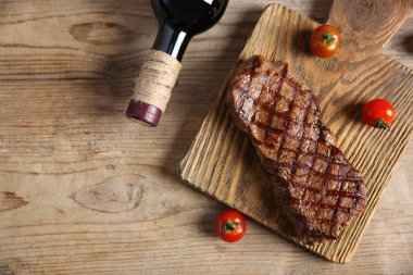 Kesme tahtasında ızgara biftek.