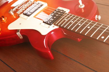 Elektro gitar ahşap arka plan üzerinde kapat