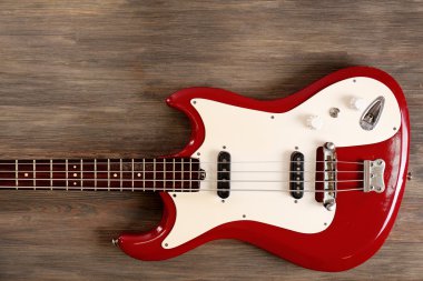 Tahta arka planda elektro gitar