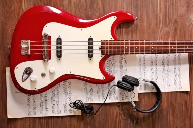 Kulaklıklı elektro gitar.