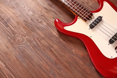 Tahta arka planda elektro gitar