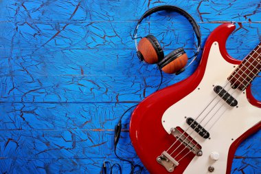 Kulaklıklı elektro gitar.