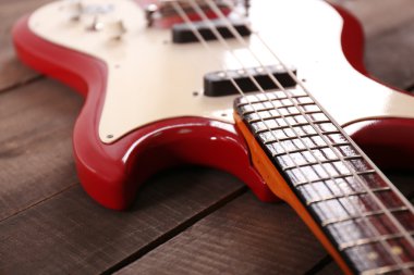 Tahta arka planda elektro gitar