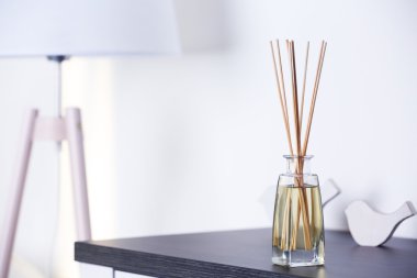 El yapımı reed temizleyici komodin üzerinde