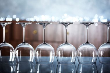 Kalkık ayaklı büyük kadehler