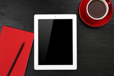 Dijital tablet fincan kahve ve defter ile 