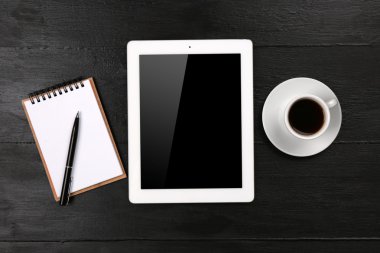 Dijital tablet fincan kahve ve defter ile 