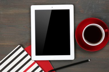 Dijital tablet fincan kahve ve defter ile 