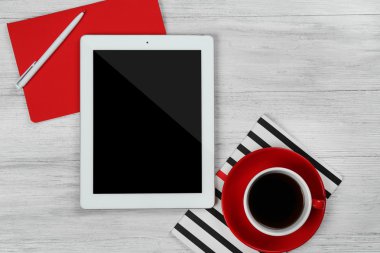 Dijital tablet fincan kahve ve defter ile 