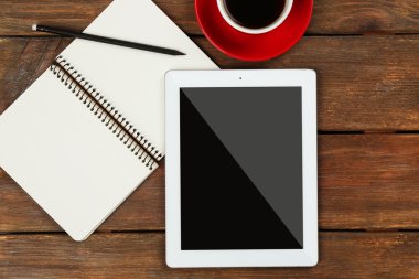 Dijital tablet fincan kahve ve defter ile 