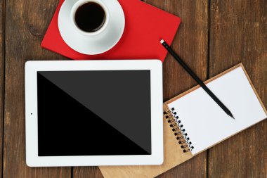 Dijital tablet fincan kahve ve defter ile 