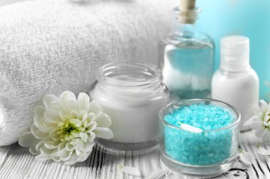 Tahta masadaki spa seti