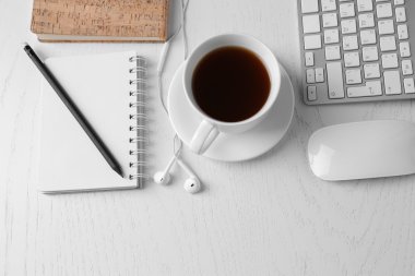 Malzemeler ve araçlar ile ofis masaları