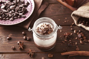 Lezzetli vanilya-çikolata mousse 