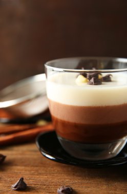 Dekorasyonu ile katmanlı tatlı 