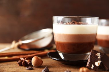 Dekorasyonu ile katmanlı tatlılar