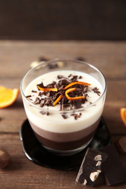 Dekorasyonu ile katmanlı tatlı 