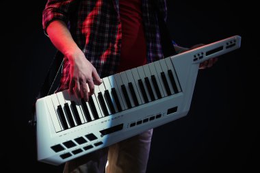 Synthesizer ile erkek el