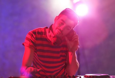 Dj mikserde müzik çalıyor 