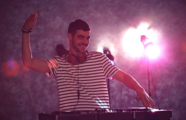 Dj mikserde müzik çalıyor 