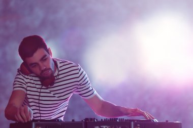 Dj mikserde müzik çalıyor 