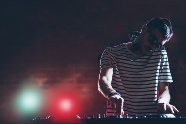 Dj mikserde müzik çalıyor 