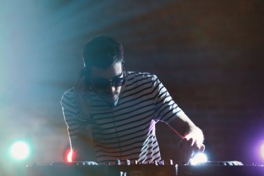 Dj mikserde müzik çalıyor 