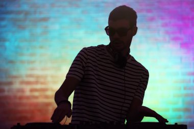 Dj mikserde müzik çalıyor 