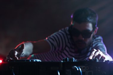 Dj mikserde müzik çalıyor 