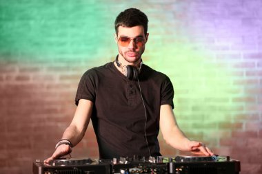 Dj mikserde müzik çalıyor 