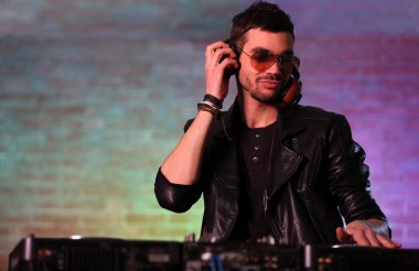 Dj mikserde müzik çalıyor 