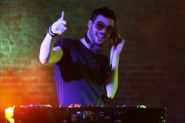 Dj mikserde müzik çalıyor 