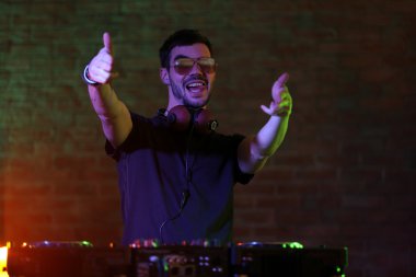 Dj mikserde müzik çalıyor 