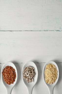 Kaşık içinde tohum çeşitleri