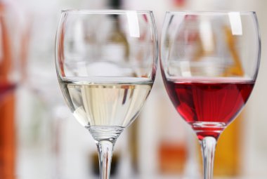 Kırmızı ve beyaz şarap bardakları