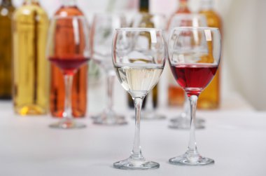 Kırmızı ve beyaz şarap bardakları