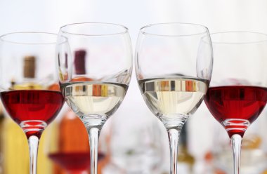 Kırmızı ve beyaz şarap bardakları