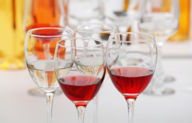 Kırmızı ve beyaz şarap bardakları