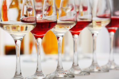 Kırmızı ve beyaz şarap bardakları