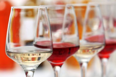 Kırmızı ve beyaz şarap bardakları