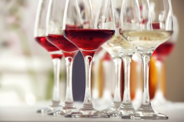 Kırmızı ve beyaz şarap bardakları