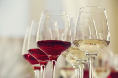 Kırmızı ve beyaz şarap bardakları