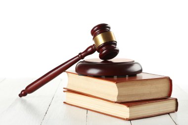 Tokmak ve masa üzerine kitaplar 