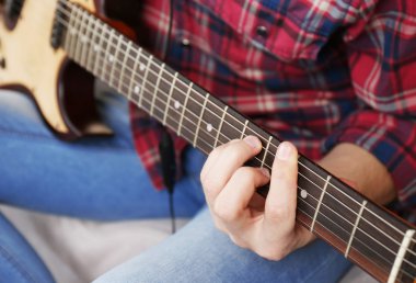 genç adam elektro gitar çalıyor.