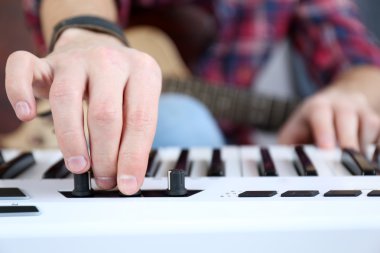 Adam gitar ve synthesizer