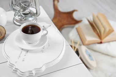 Bir bardak sıcak içecek.