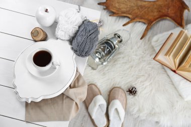 Bir bardak sıcak içecek.